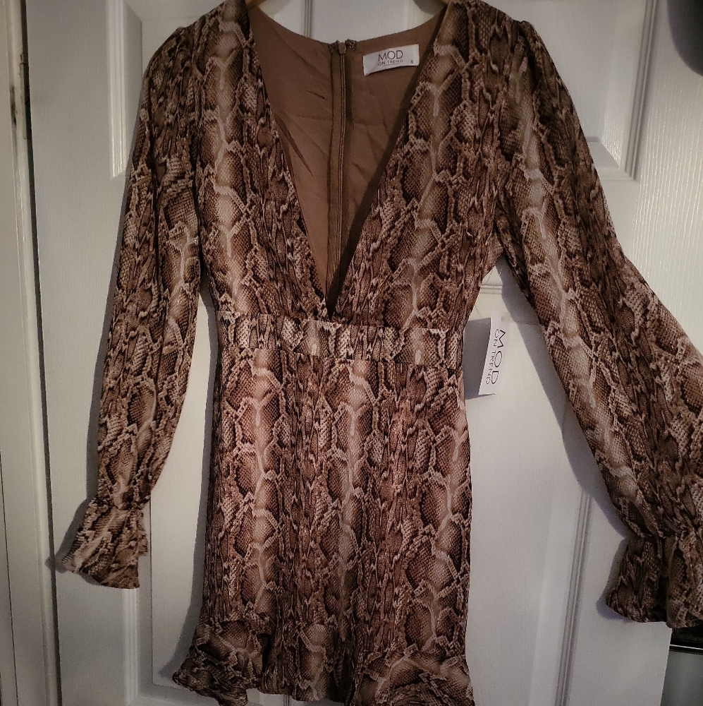 Mod On Trend Snake Dress - Picture 2 of 5